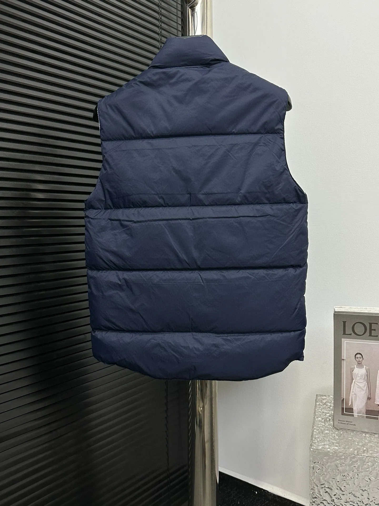 P480 [Canadagoose] Canada Goose White Label Glacier Down Vest Canada Goose's new "Northern Lights Series" down vest Canada Goose's new "Northern Lights" Northern Lights White Label down vest is now available! The light and layered colors give people the feeling of being trapped in the mist around icebergs and glaciers. It can be said to be very dreamy! Original YKK zipper, Size:XS-XXL